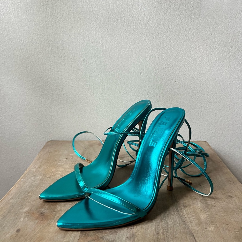 FEMME los angeles 

Luce Minimale in metallic turquoise